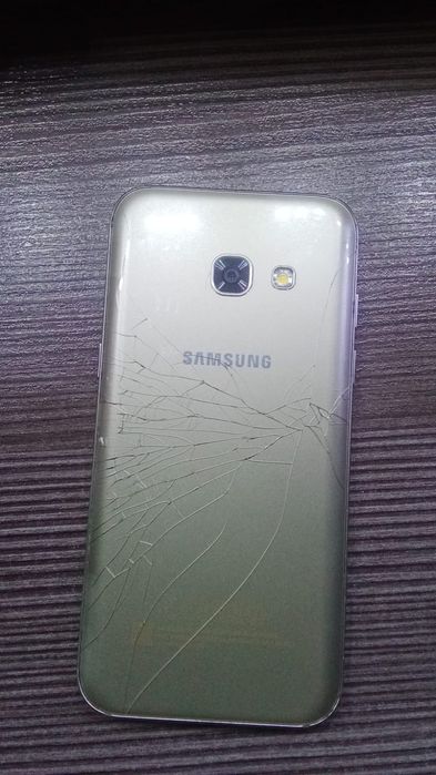 Продам Samsung A3