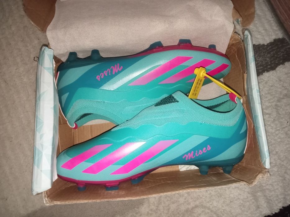 Продаётся футбольные бутсы