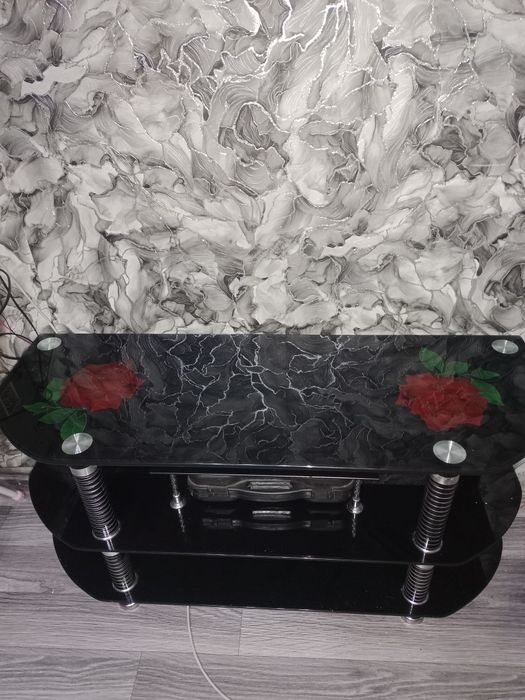 Продам стеклянный столик в хорошем состоянии