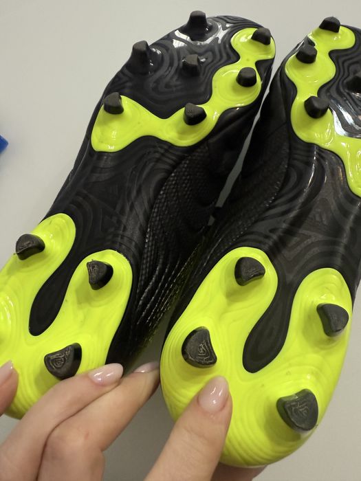 Vand  ghete  adidas de fotbal  nr 45 pret 90 lei