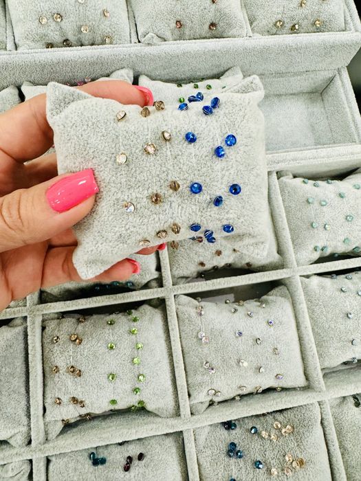 Гривнички на корда с камъчета Сваровски