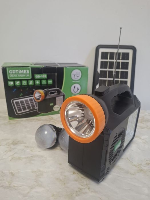 Lanternă multifuncțională cu radio FM și boxă Bluetooth integrată.