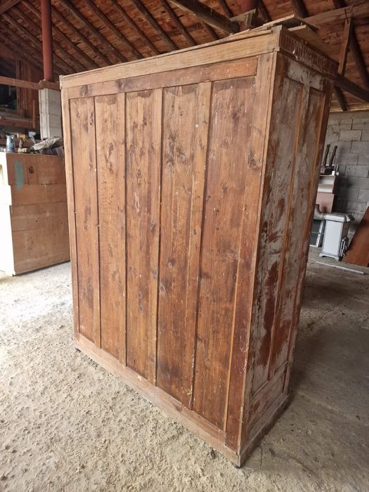 Масивен стар гардероб
