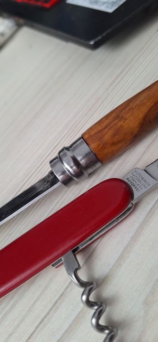 Briceag Opinel no. 8 si Victorinox