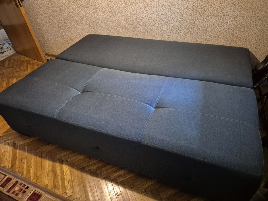 Canapea extensibila cu ladita de depozitare