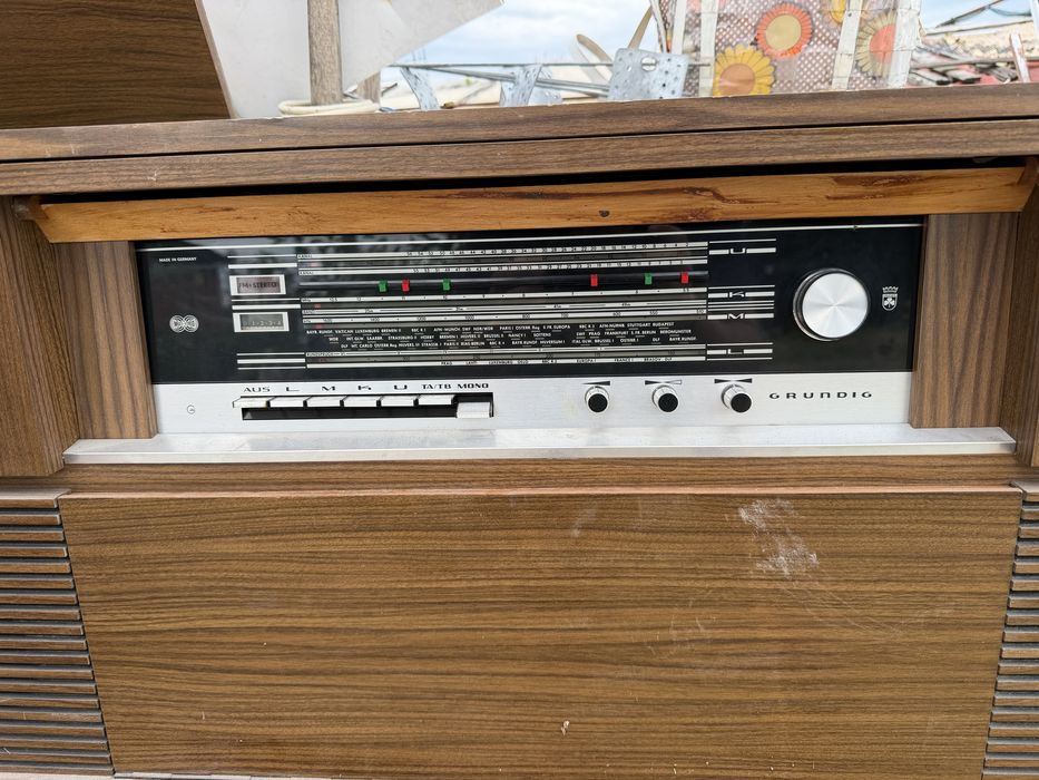 Ретро стерео радиограмофон Grundig Automatic 36 с радио и вградени колони