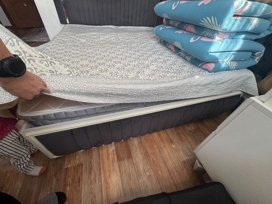 Продаётся двуспальная кровать