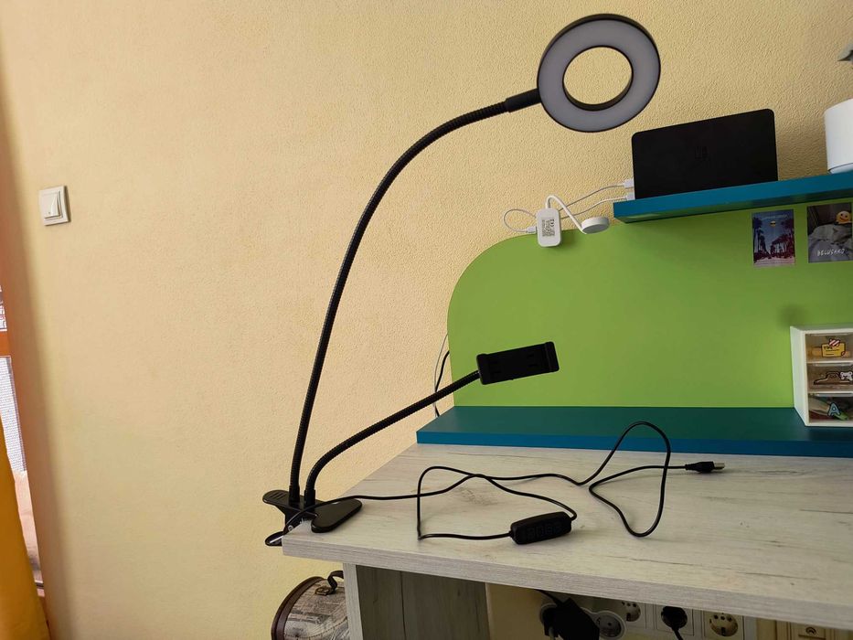 Лед лампа й схойка за телефон