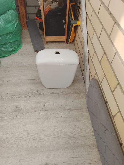 Продам бачок на унитаз