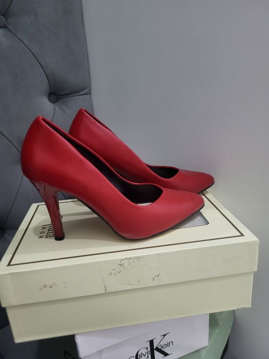 Продается красные туфли в хорошем состоянии, 35 размер