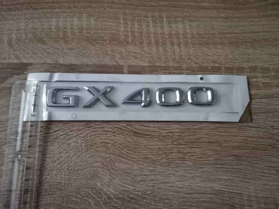 сребрист надпис Lexus GX 400