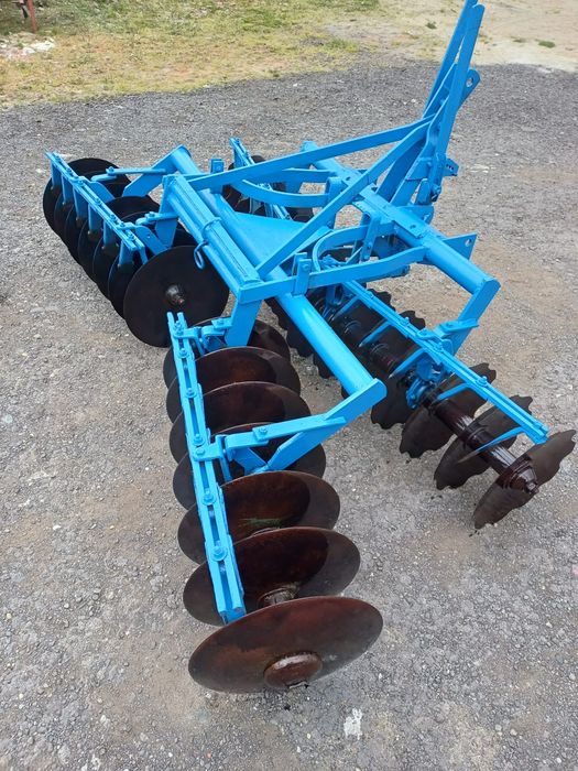 Disc cu 28 de talere 2.5 m lățime de lucru  în tirant după tractor