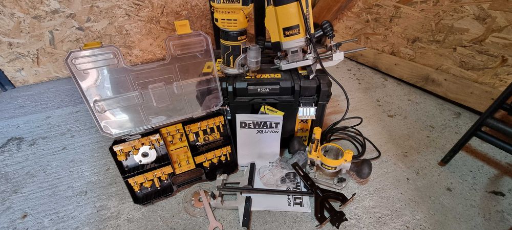 Vind scule marca dewalt noi  și folosite info la telefon