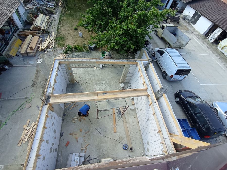 Construcții case la rosu