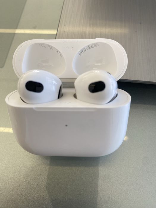 Apple AirPods 3 with lightning charging case