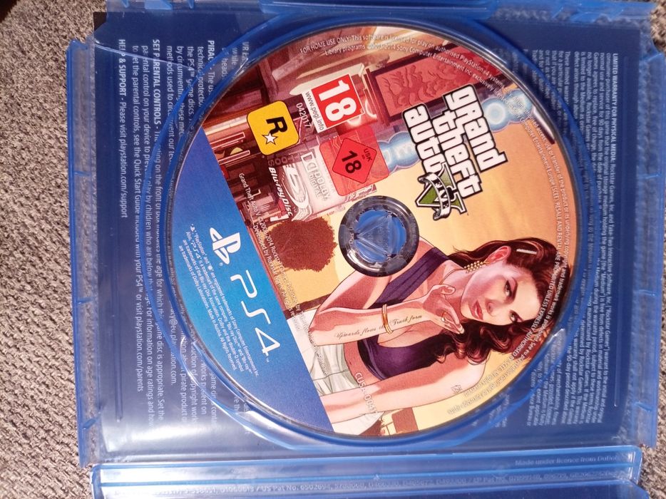 PlayStation 4 , cu gta 5 si maneta