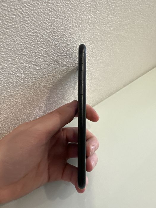 Продам iphone SE 2020 года