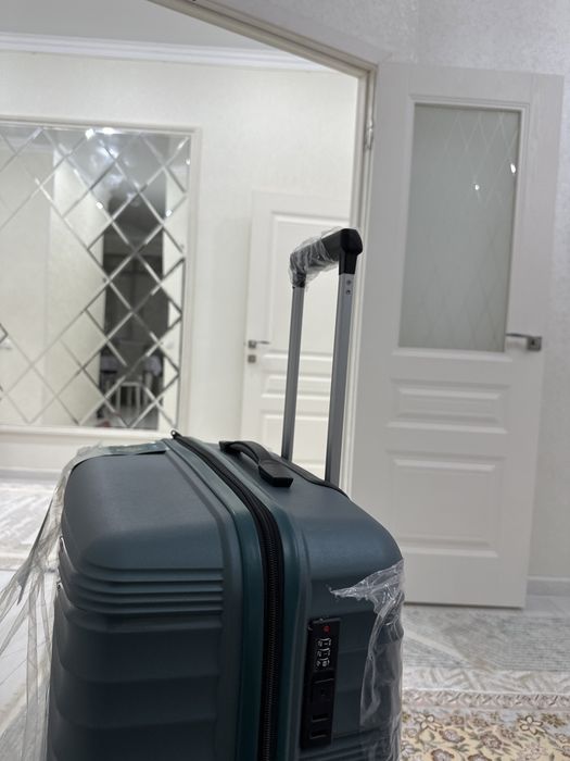 Новый чемодан продается