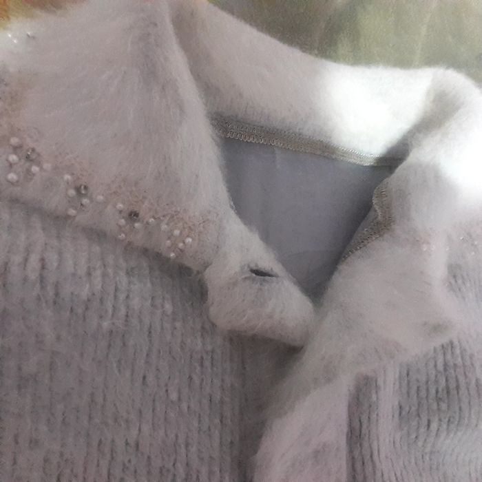 Ayollar jemperi. Oq moqiq sifatli