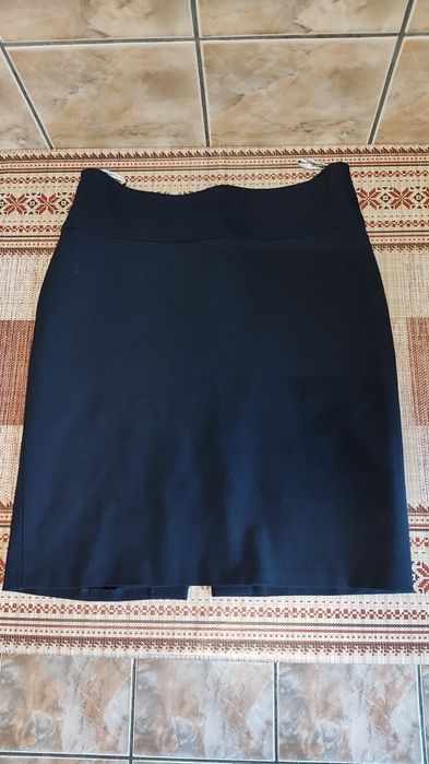 Fustă dreaptă deasupra genunchiului