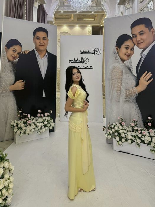 Жёлтое длинное платье