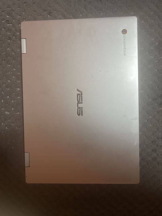 Vând laptop ASUS Chromebook Flip CM1400FXA, în stare bună de funcționare.