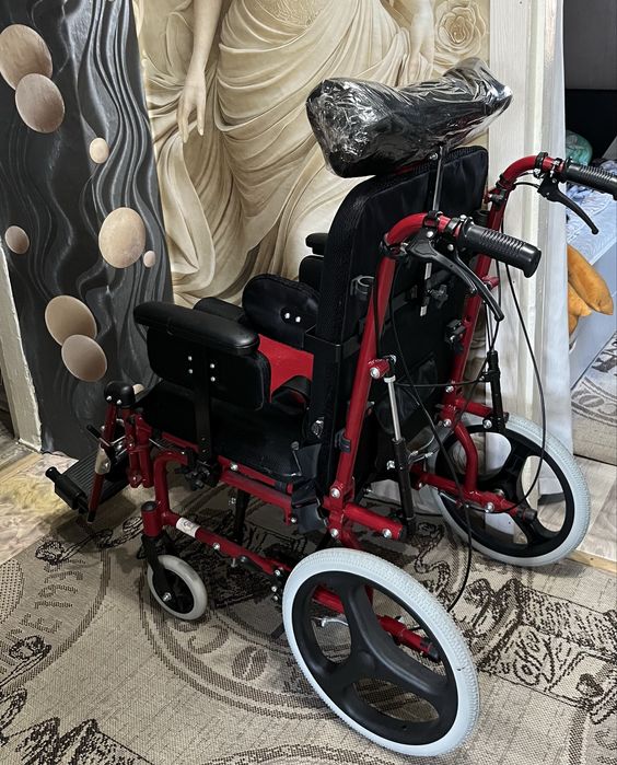 Коляска  для инвалидов , новая.