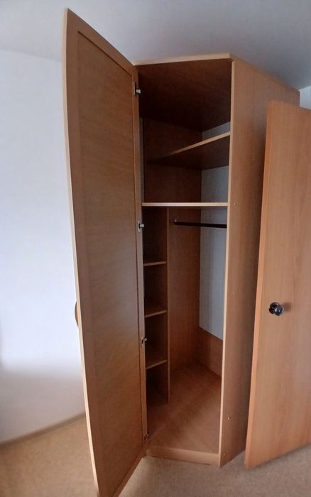 Продам угловой шкаф с зеркалом на двери!