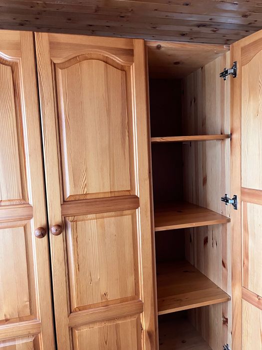 Масивен дървен гардероб