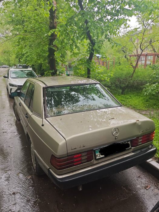 Мерседес Е190. 2.3 объем