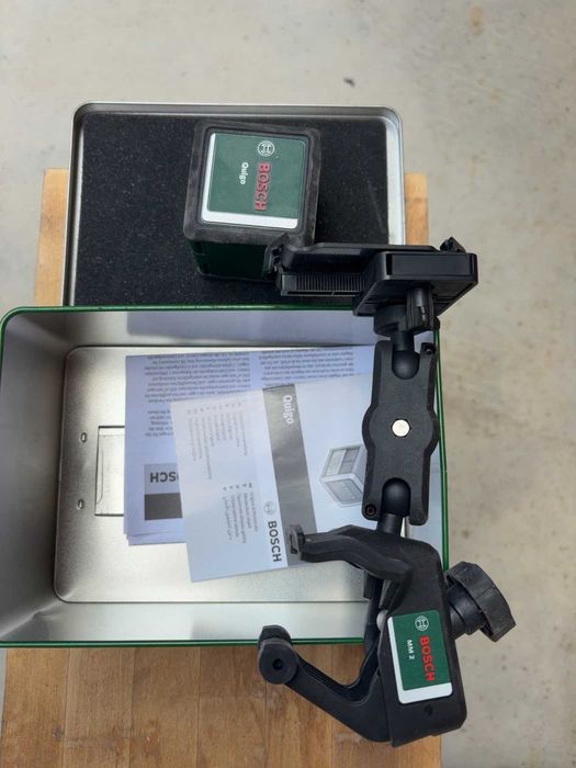 Bosch Quigo Laser cu Linii Incrucisate + Clema Universala MM2 + Cutie Metalica Originala