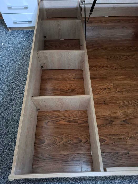 Кровать с подъемным механизмом и две тумбочки