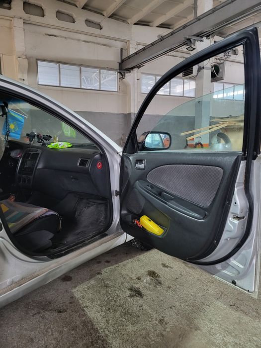 Тойота Авенсис 2001 год