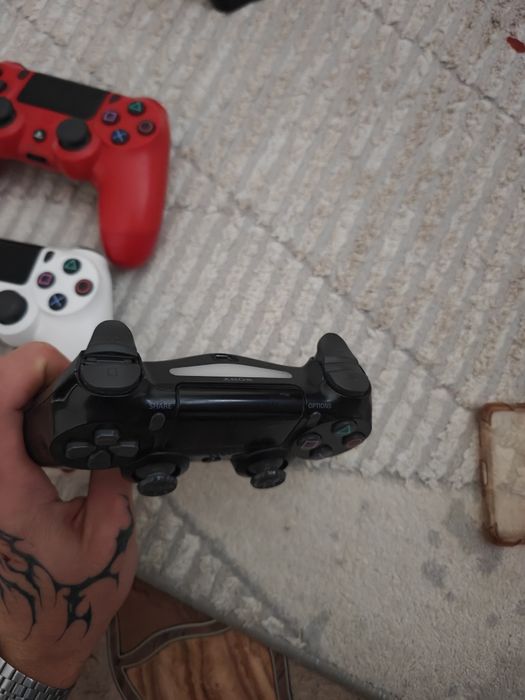 Продаю пс 4 3 джостика 20 игр