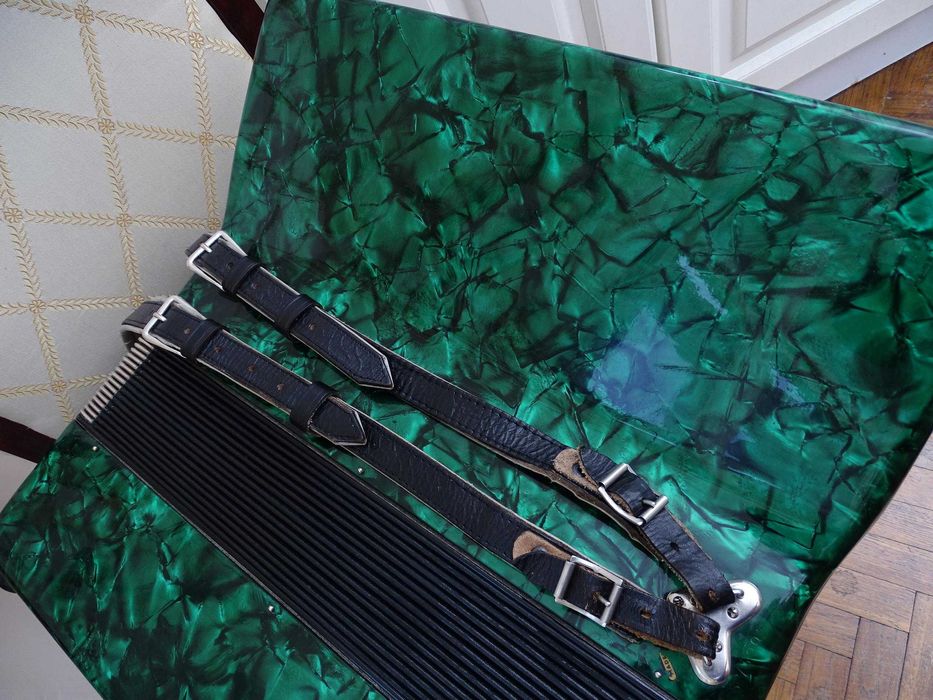 Много запазен стар акордеон Велтмайстер 60 баса