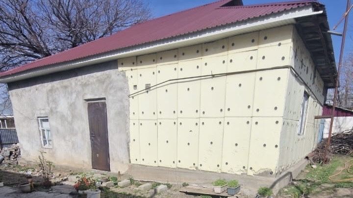 Таудың таза ауасы мен тау көрінісі бар 3 бөлмелі үй сатылады.