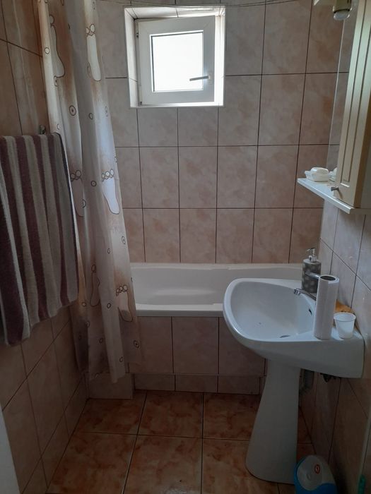 Inchiriez apartament cu 3 camere
