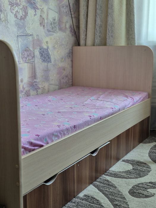 Кровать детская с матрасом и ящиком
