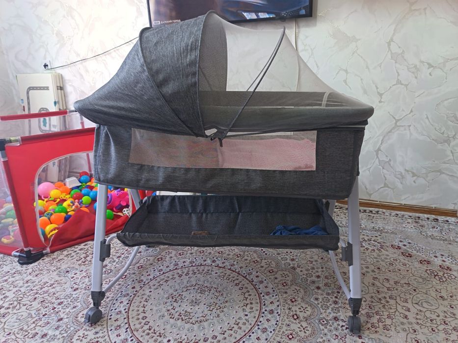 Продам манежку в отличном состояний