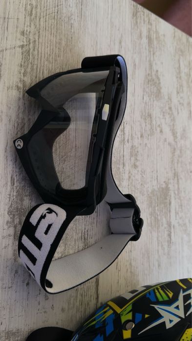 Cască cu ochelari nouă