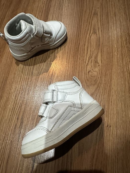 Продам детские кроссовки