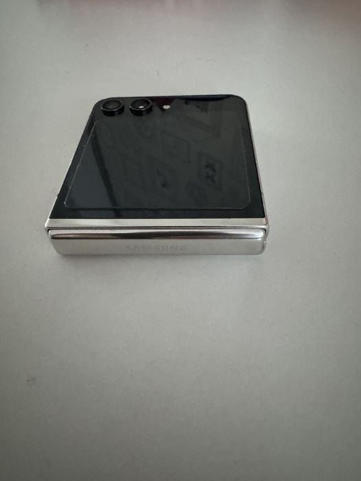 Samsung z flip 5 256GB цвят крем