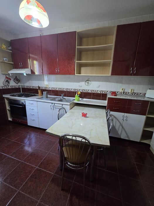 Mobilă bucătărie completă + masă și 6 scaune – foarte bine întreținută