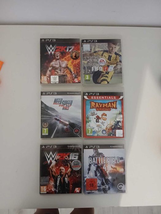 PlayStation 3 с джойстик и шест игри. Игрите са кеч 2017 кеч 2016 battlefield 4 FIFA 17 need for speed rivals