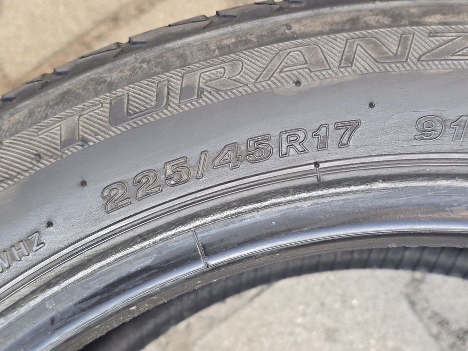 225 45 17 Bridgestone 5мм. Здрави без дефекти. Цената е за брой.
