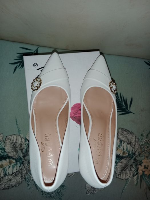 Продам туфли белый размер 37