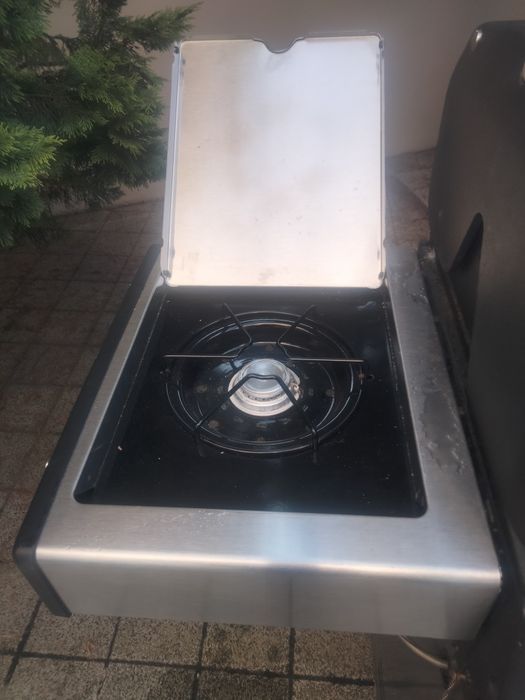 Vând grătar pe gaz ,cu doua butelie mari.L-am folosit maxim de zece ori,este in stare foarte buna
