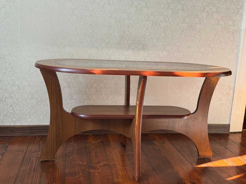 Холна маса с овална форма