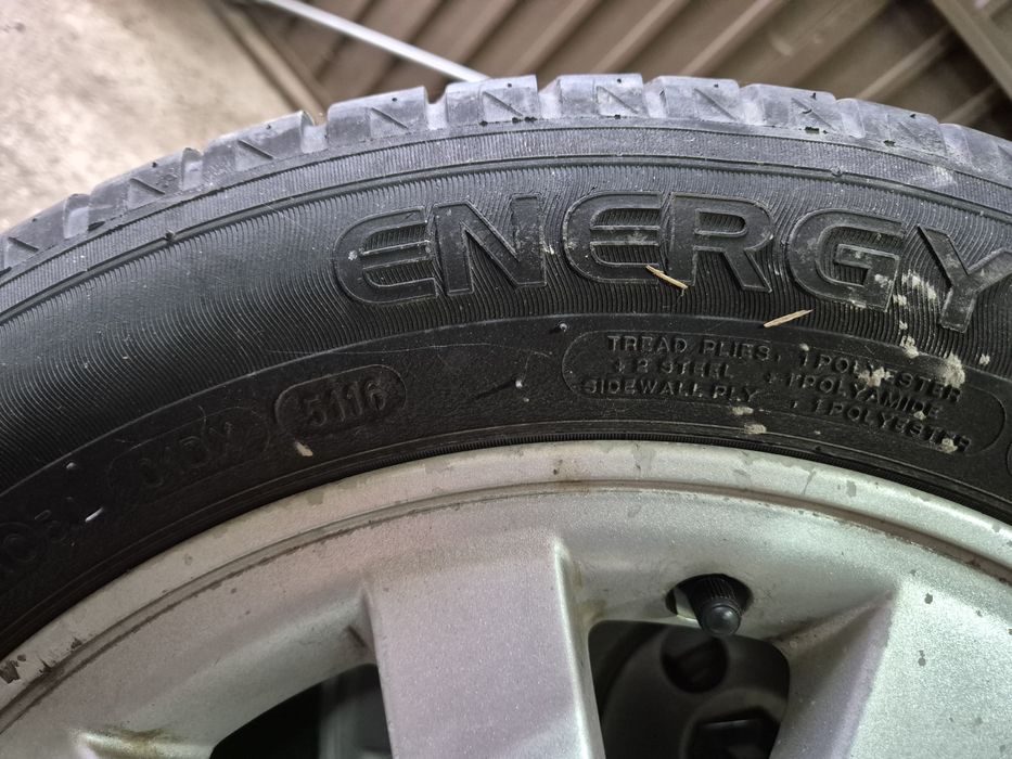 Vand jante aliaj de 15 Renault Megane cu anvelope de vara,