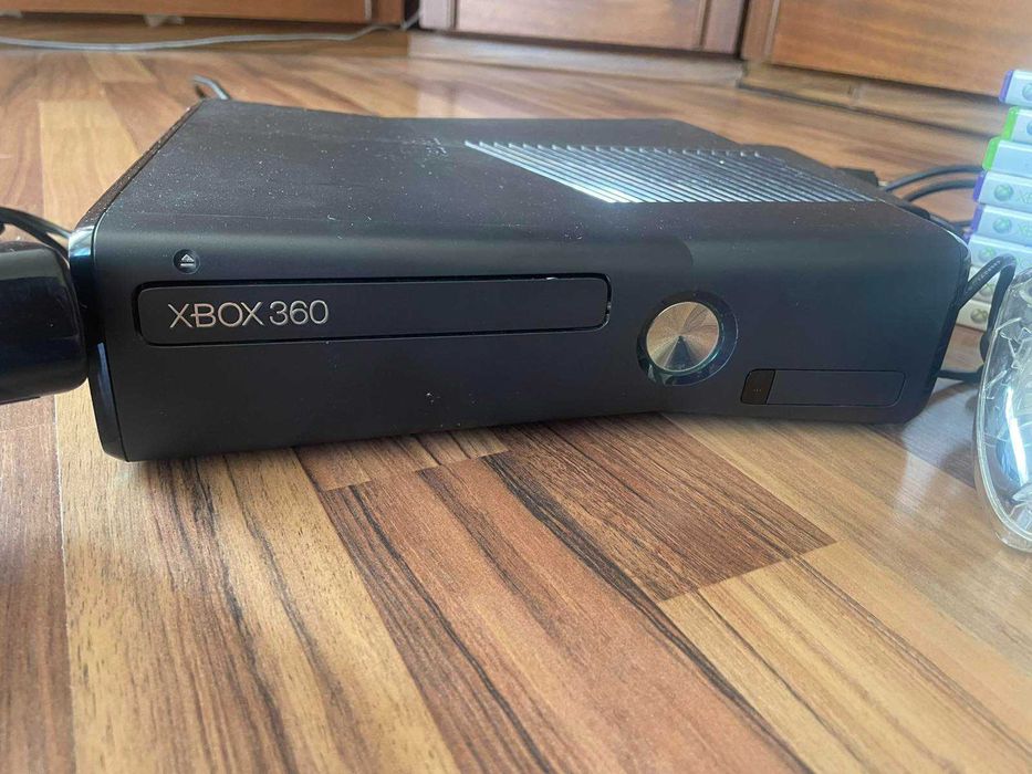 Xbox 360 + Kinect + игри + контролер – пълен комплект